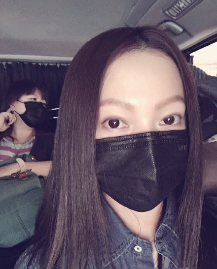 女星卸妆后,张韶涵戴口罩,不过看得出来皮肤还是不错的,光滑透亮!