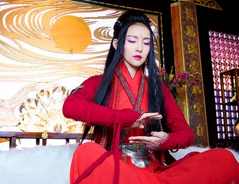 《少年四大名捕》,贾青饰演姬瑶花,一身红衣,妩媚妖娆!