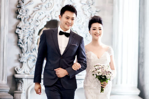 印小天一家生活近照,妻子哈琳娜国际范十足啊!