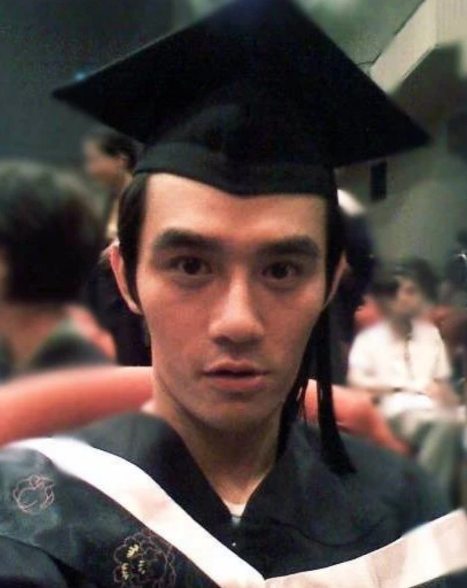 王凯大学毕业照曝光,网友:五官精致,从小美到大!