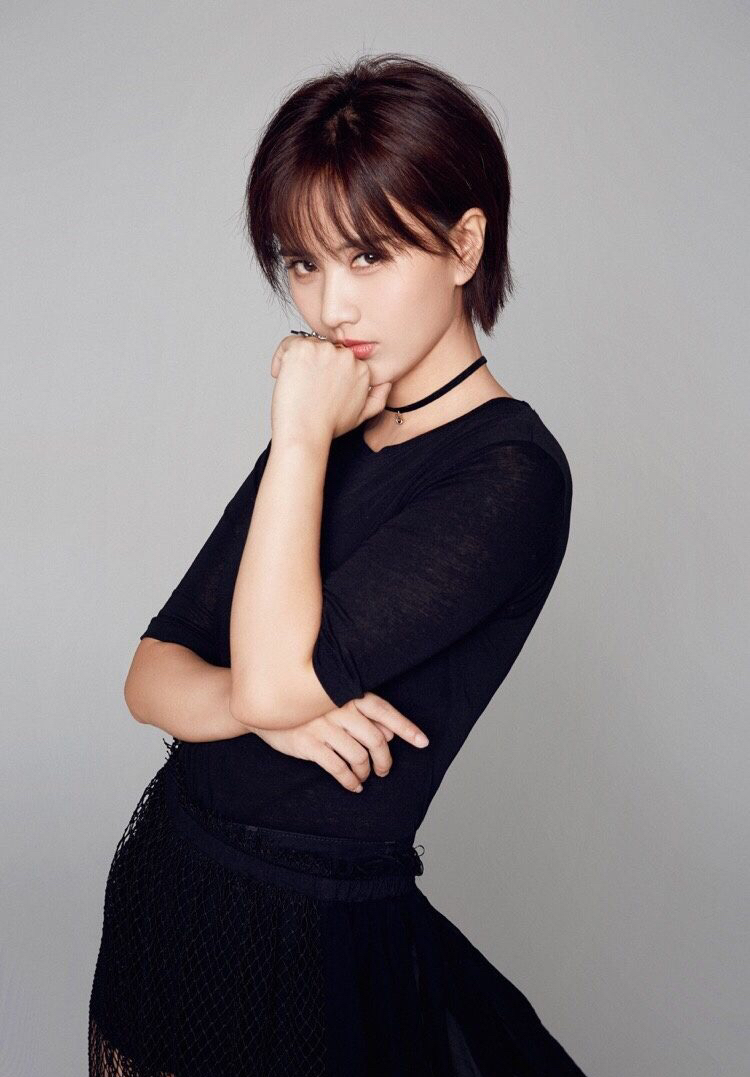 梁缘适合长发,眉宇神情之间透露着妩媚,很有气质的演员