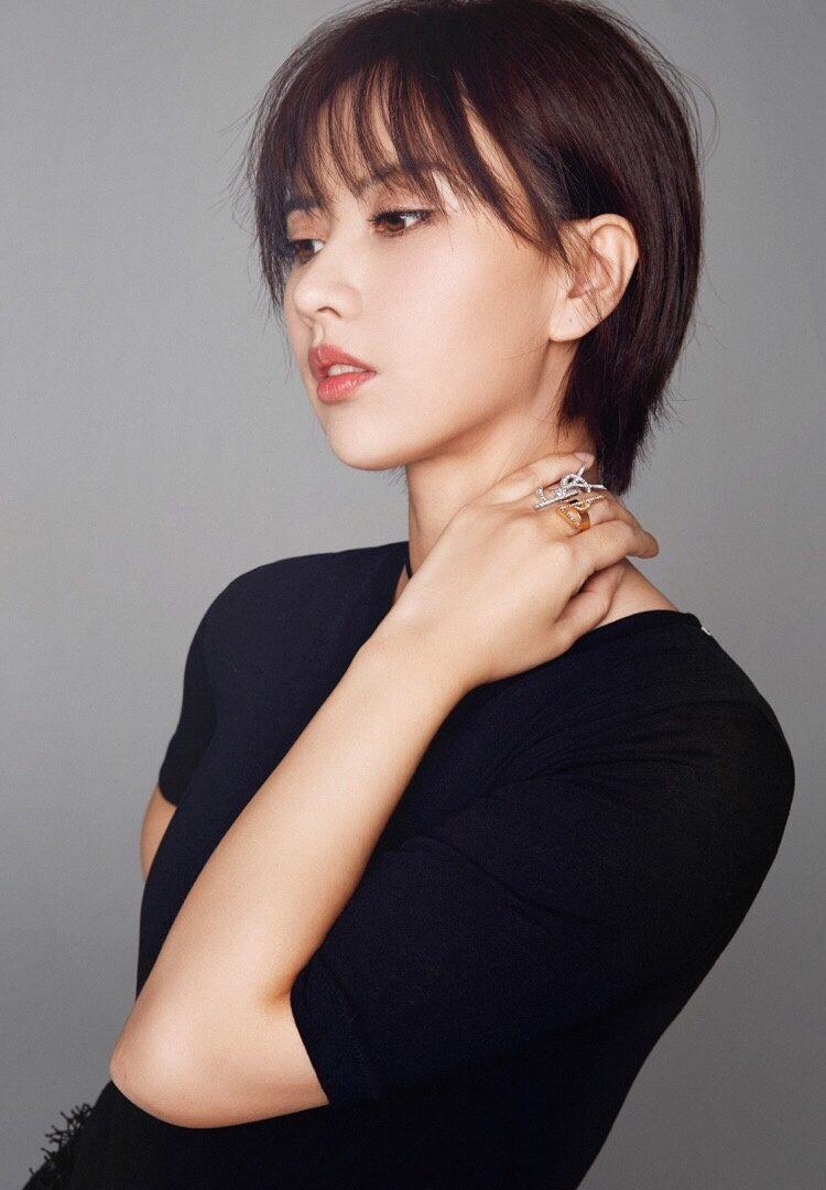 梁缘适合长发,眉宇神情之间透露着妩媚,很有气质的演员