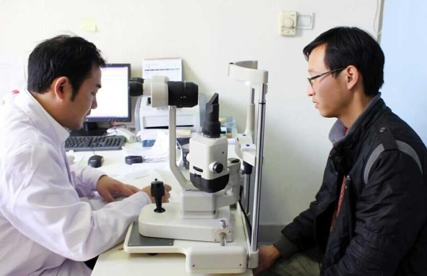 近视度数最高的三个记录,4800度镜片有多厚,你见过吗?