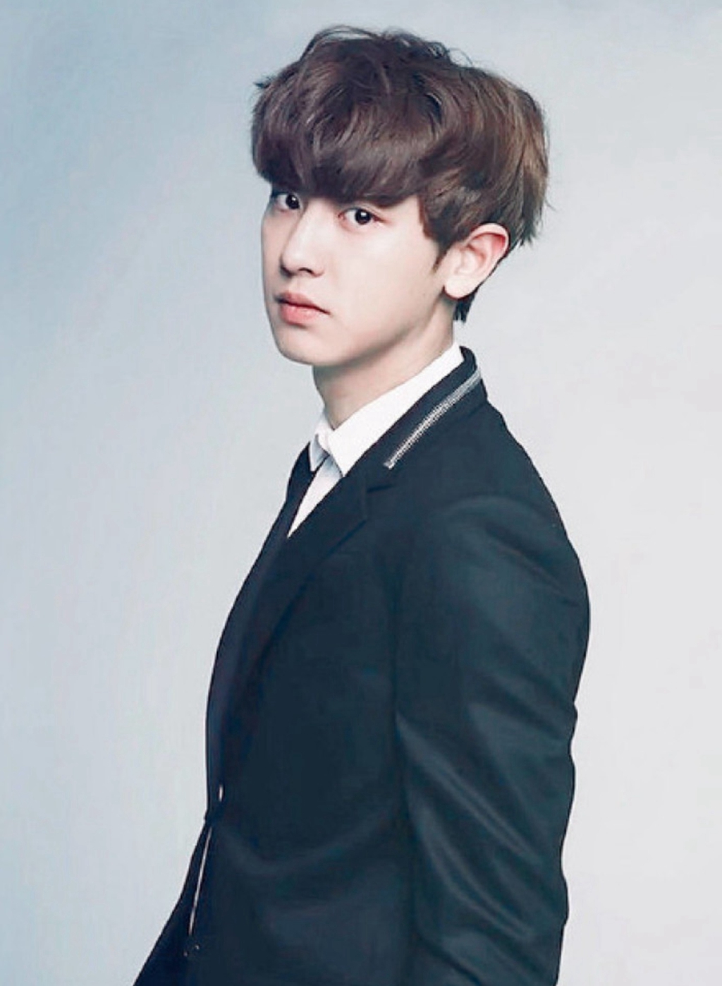 朴灿烈不但颜值高,身材还是黄金比例,穿起西服来简直太帅了!