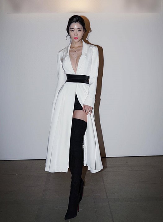 号称"亚洲第一美"的克拉拉看秀不忘玩性感,真空出镜性感撩人