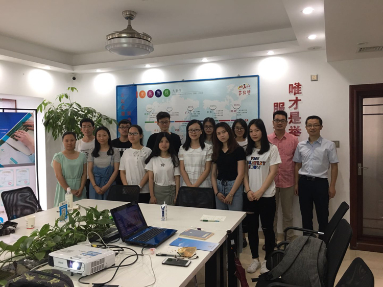 6月1日,闽师大商学院梁振东博士率人力专业学生到云招聘实训