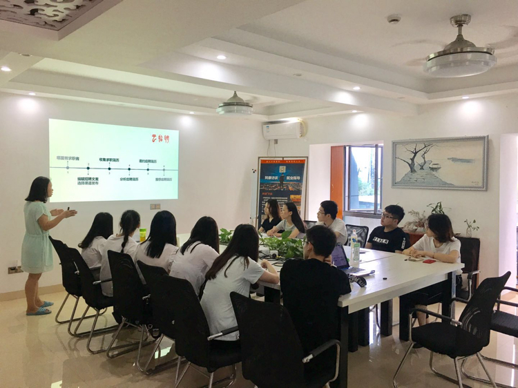 6月1日,闽师大商学院梁振东博士率人力专业学生到云招聘实训