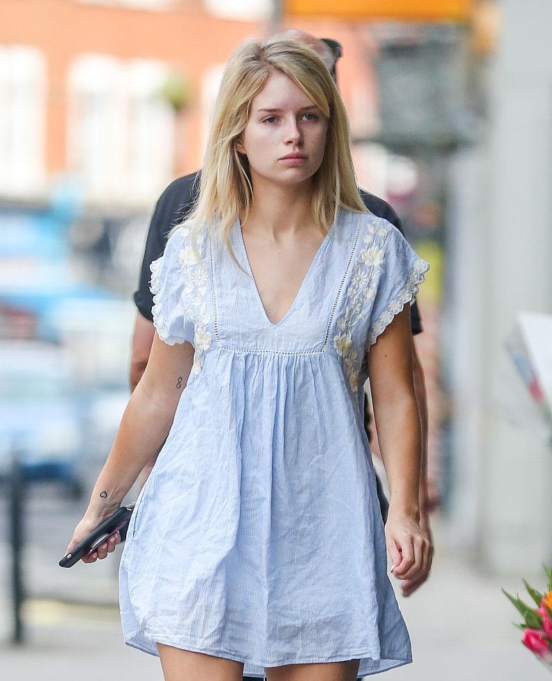 当地时间2018年5月31日,英国伦敦,洛蒂·莫斯现身街头.