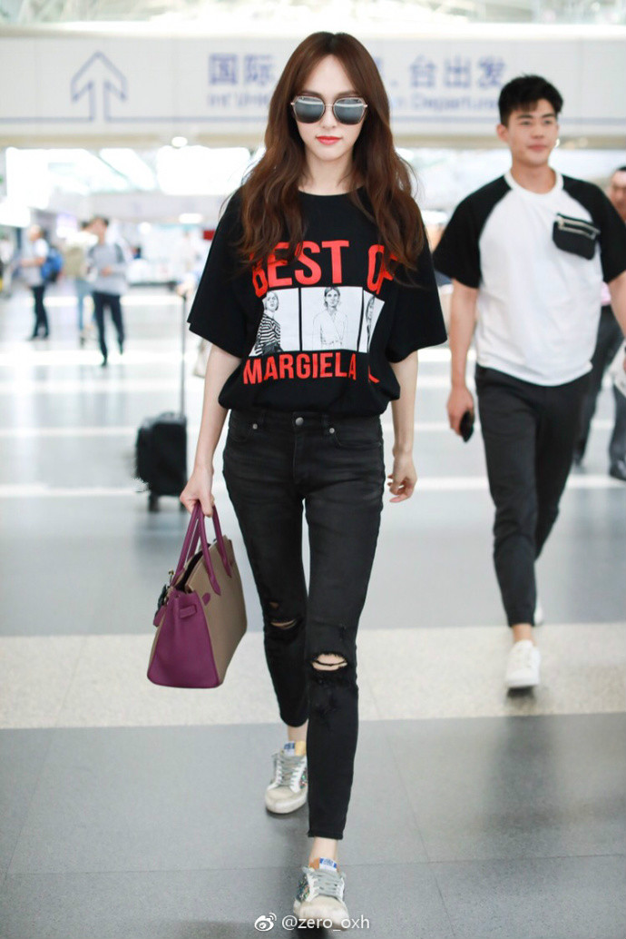 唐嫣穿黑色t恤搭配黑色破洞牛仔裤现身机场,新换的发色真好看!