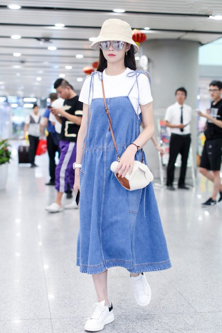 沈梦辰又嫩了!一条蓝色背带裙穿出18岁少女感,网友:装嫩就服你