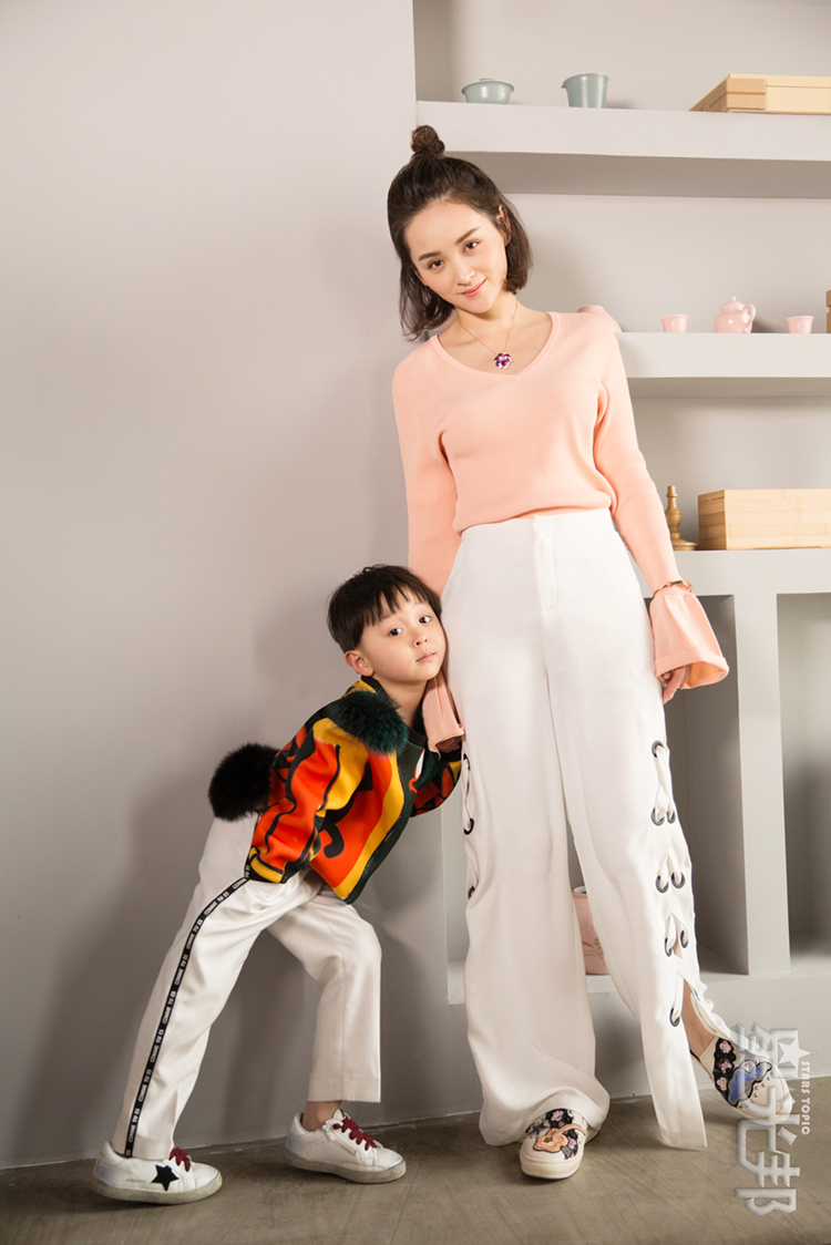 《妈妈是超人》邓莎,大麟子,今日曝光一组母子大片,十分有爱!