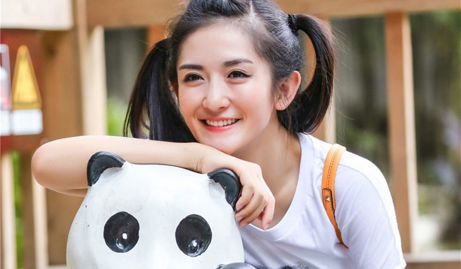 同是81年女星,一个被幸福宠成了孩子,另一个却人设崩塌