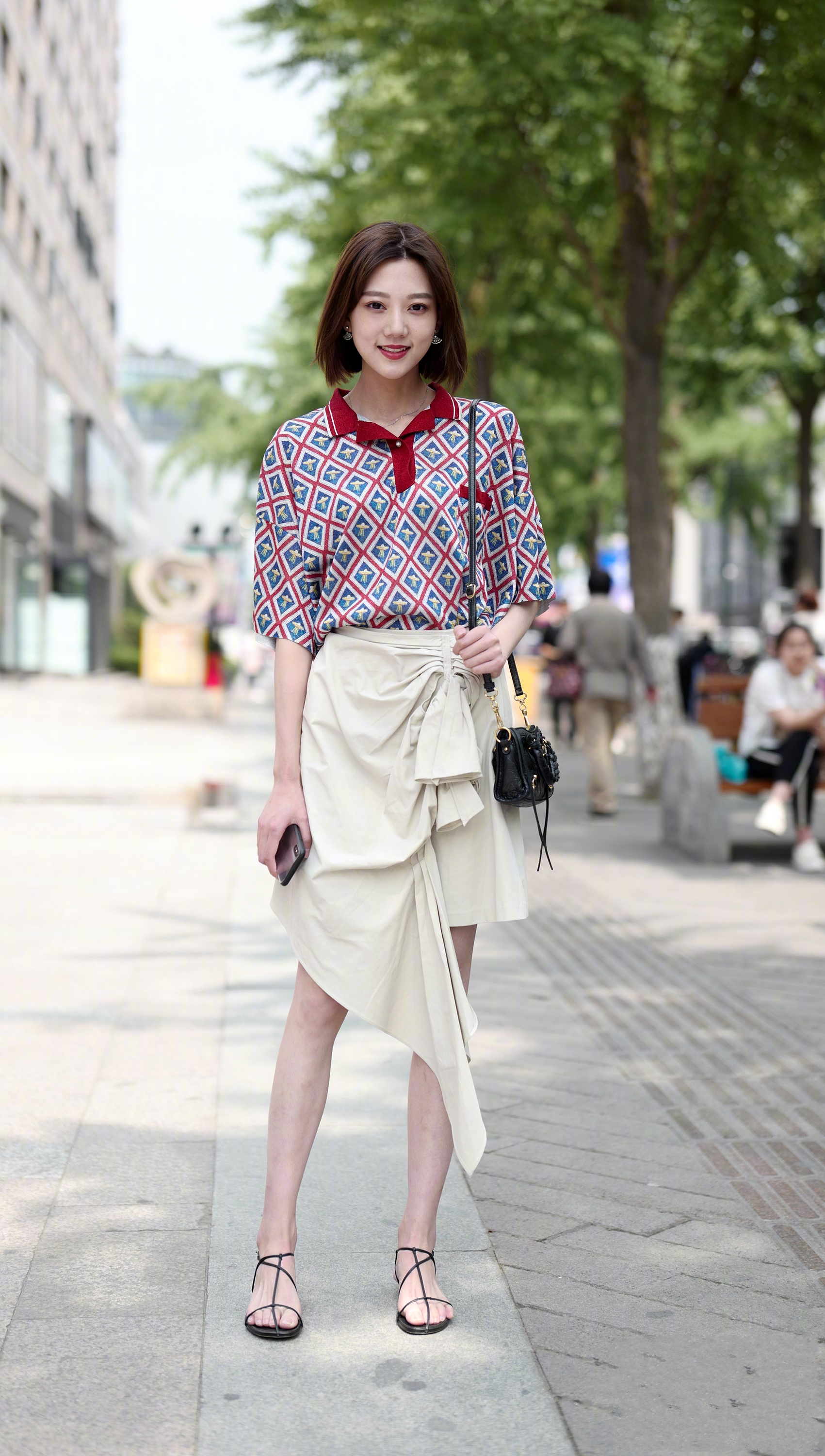 街拍:小姐姐这气质这美貌,我能用什么词来形容,给个提示吧