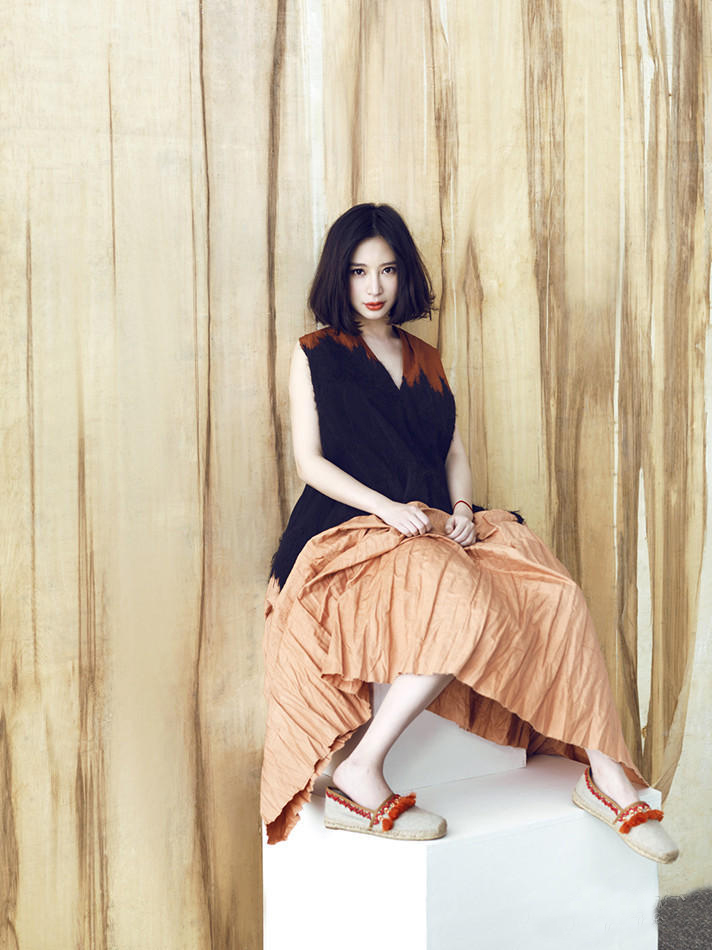 熊乃瑾写真尽显清新唯美,网友:这红唇真有特点