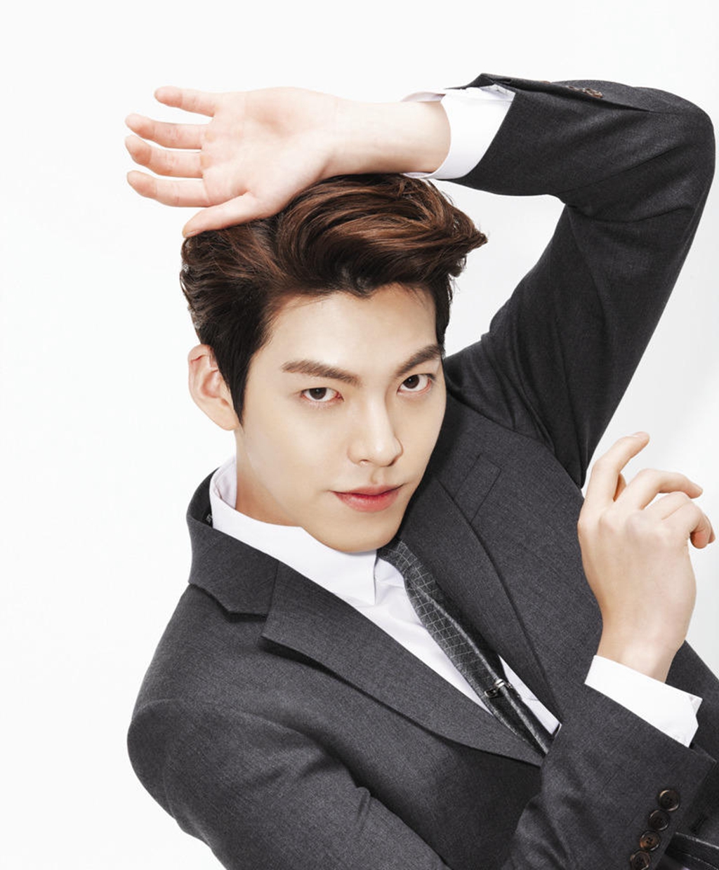 金宇彬不但颜值高,身材还是黄金比例,穿起西服来简直太帅了!