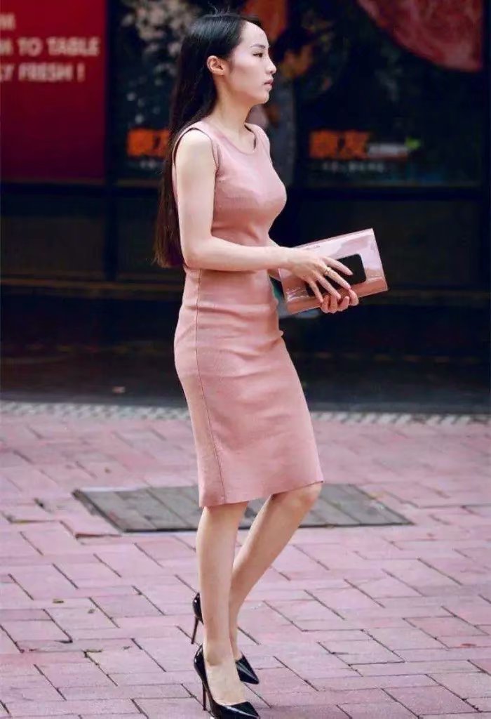 街拍:粉色紧身连衣裙搭配黑色高跟鞋的美女,展现清新女神范!