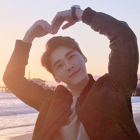 明星比心:王俊凯全身比心,张艺兴可爱,千玺害羞,他的最厉害!