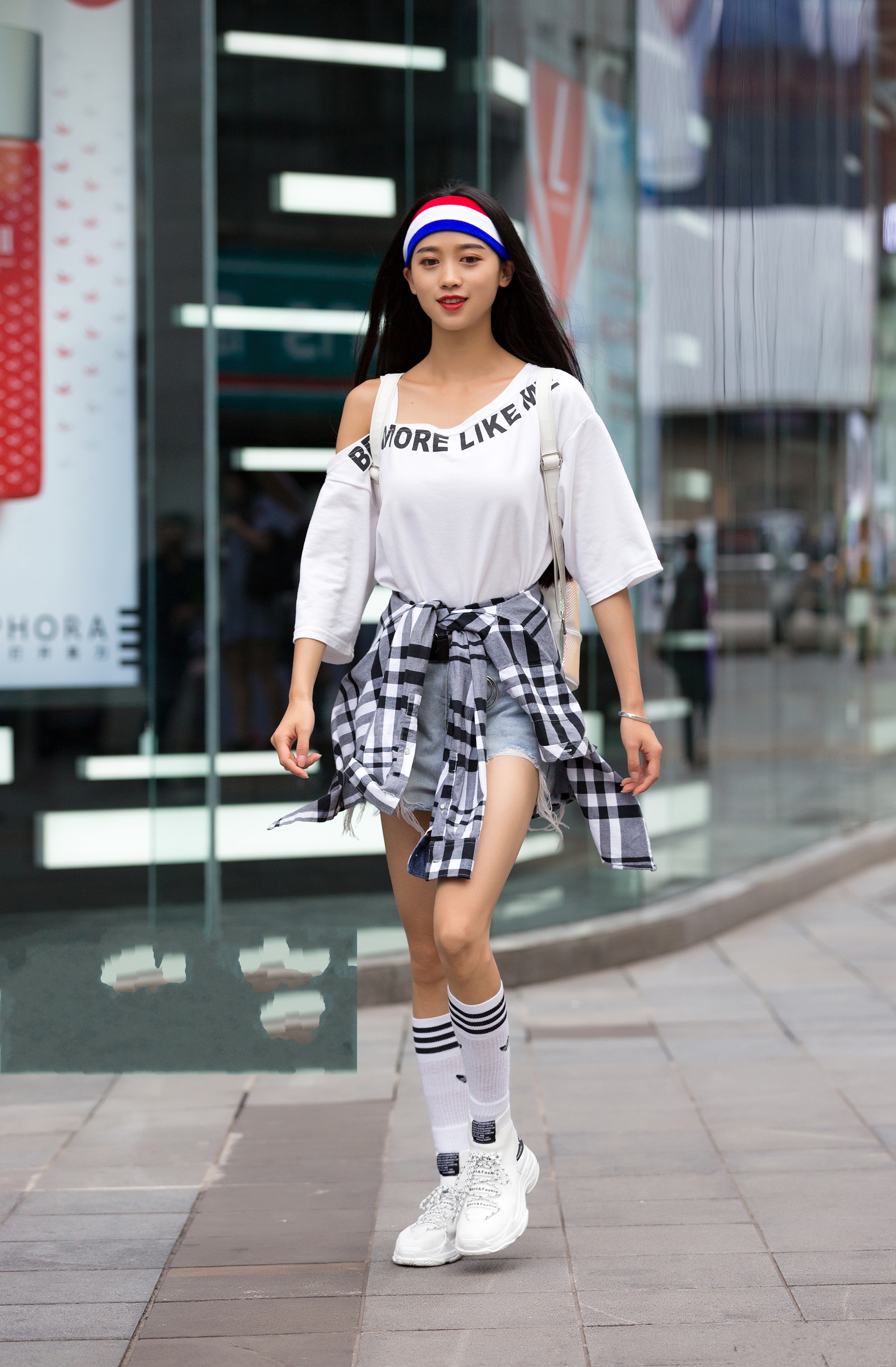 成都街拍:一群美丽可爱的小姐姐们,一起去成都的街头走一走吧