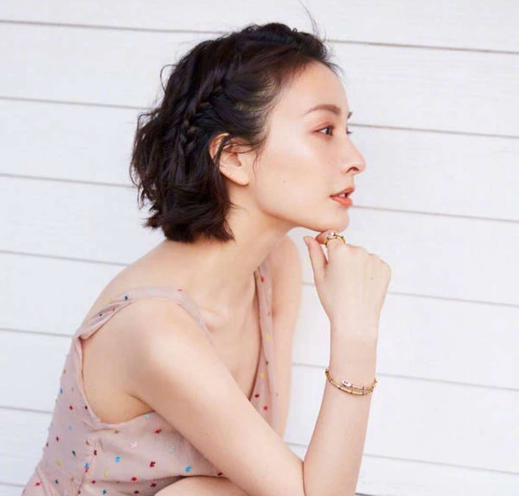 吴昕的拍照姿势,第一张好像没睡醒,最后一张侧颜太惊艳!