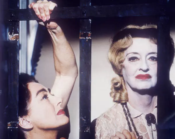 兰闺惊变:讲述了两个姐妹之间的爱恨情仇!