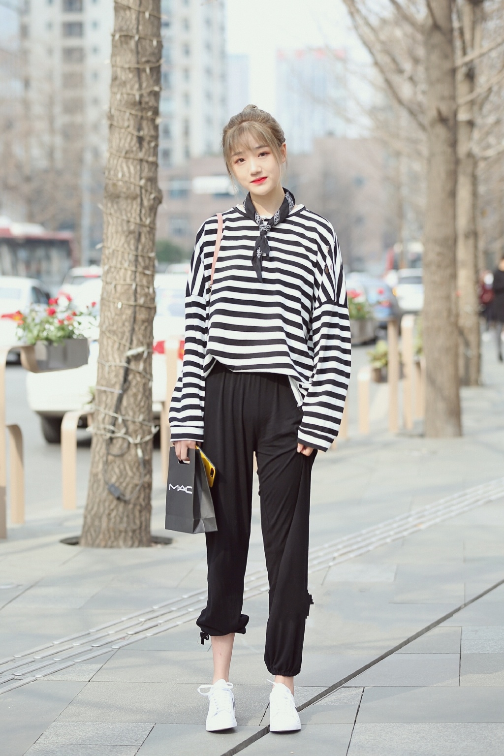 街拍:漂亮的小姐姐们,想给图3那个气质美女买辆法拉利488