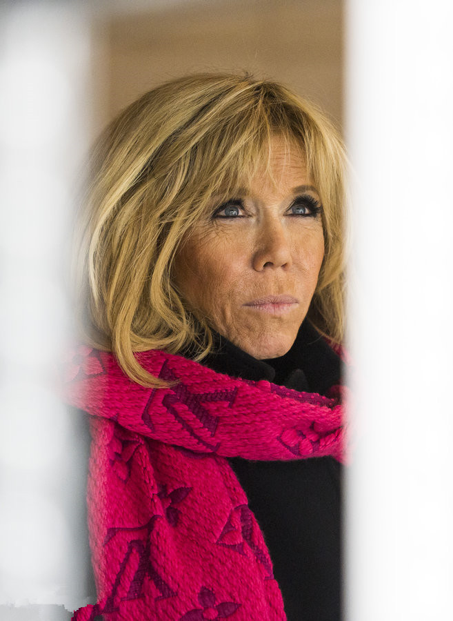 65岁法国第一夫人暴露在镜头下,皮肤松弛皱纹太抢眼!