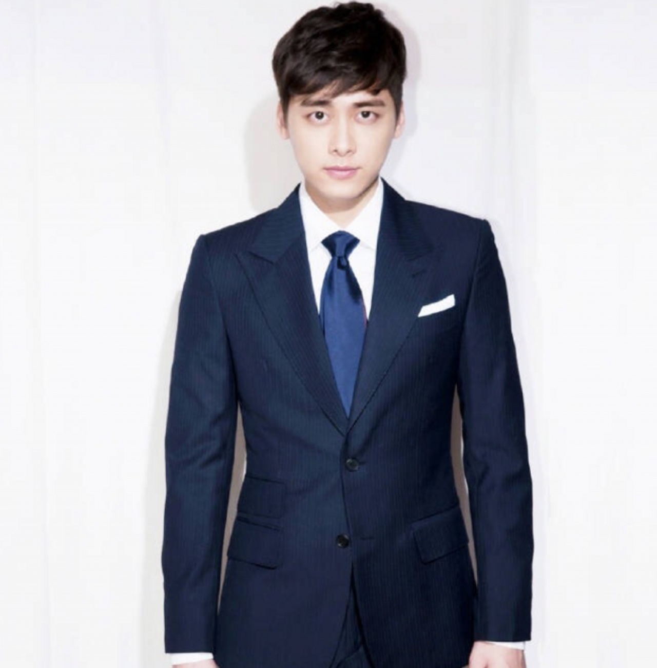 5位穿西装帅的男明星:靳东垫底,李易峰第三,最后一位好评无数