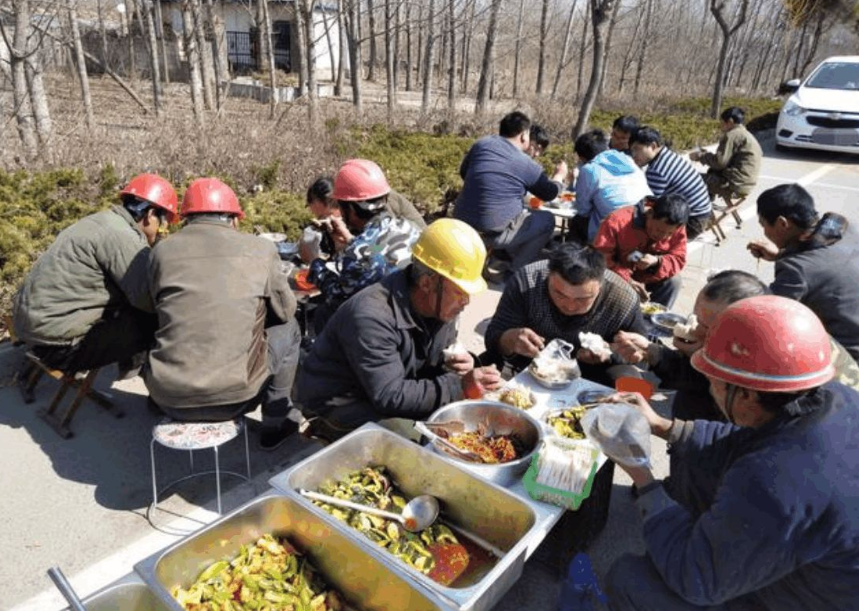 农民工吃饭心酸图片图片