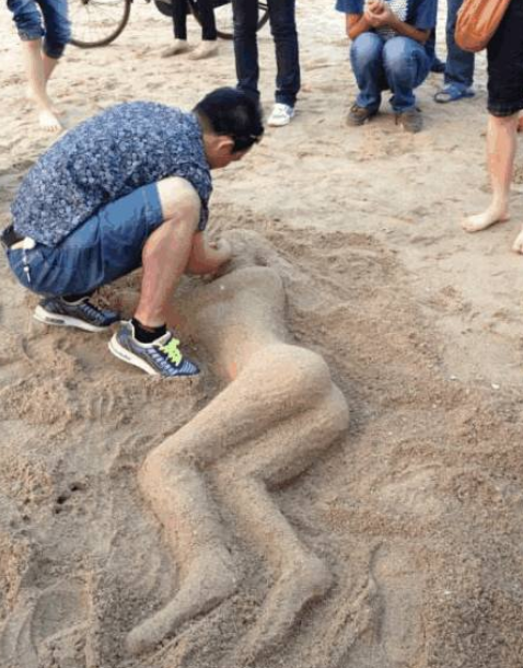 小伙在海边发现一个"裸女"在沙滩上睡觉,走近细看后哭笑不得