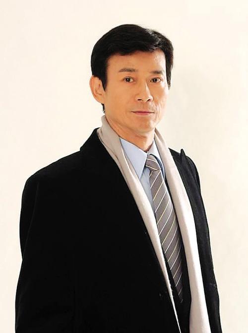 此外,万梓良在演艺界地位极高,他还一手提拔周星驰进