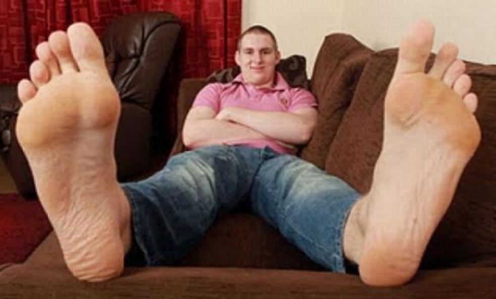英国19岁小伙长了双世界上最大的脚,鞋子竟然能给婴儿当摇篮