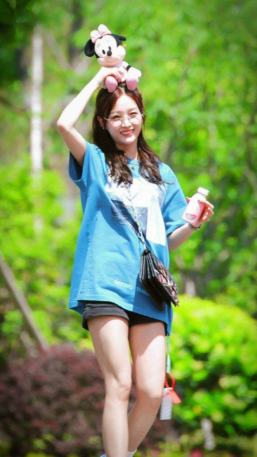 吴宣仪这个漂亮的女孩总是带着迷人的笑容,真的讨人喜欢.