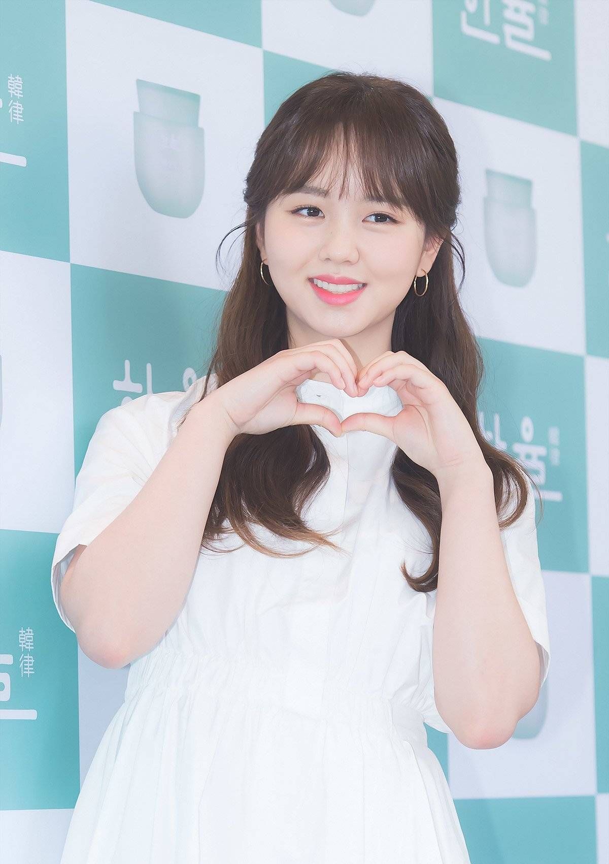 金所炫身穿白裙子清纯可爱,肉肉的脸和手十分引人注目了