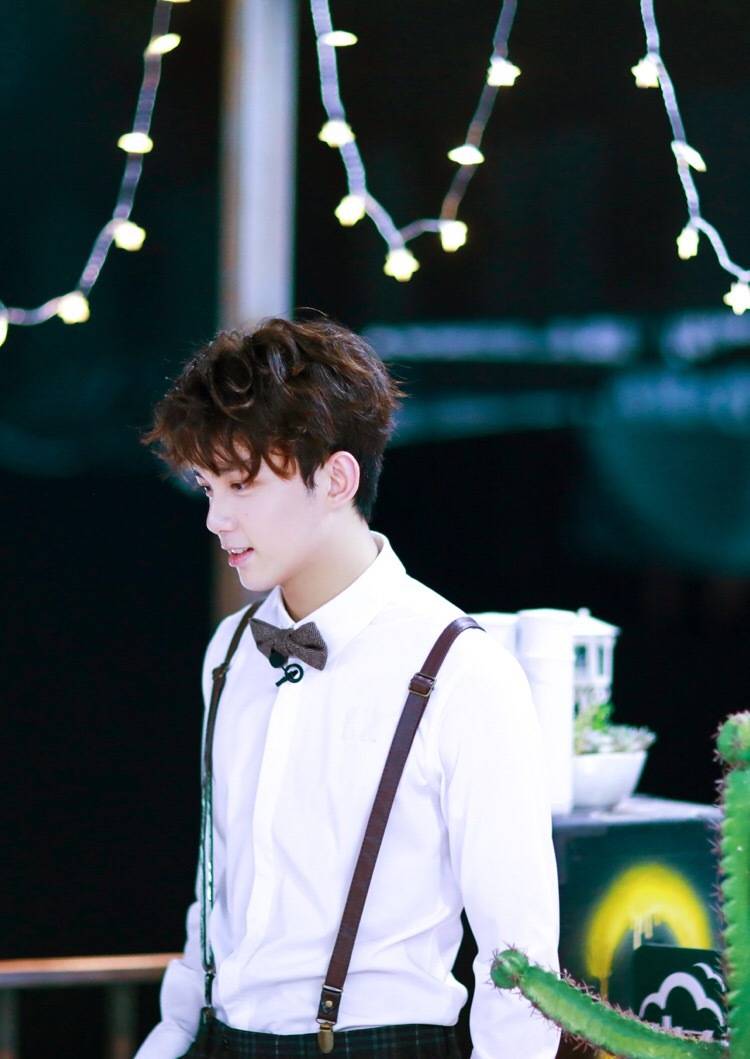 《明星大侦探》吴磊卷发侦探高萌上线,小领结背带裤,可爱又帅气