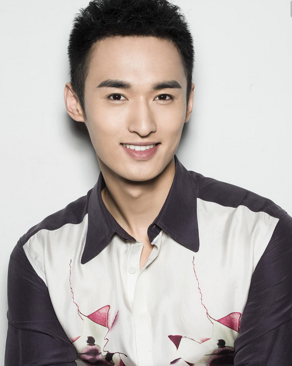 "时尚公子"秦晓飞的帅照,这干净利落的寸头真阳光