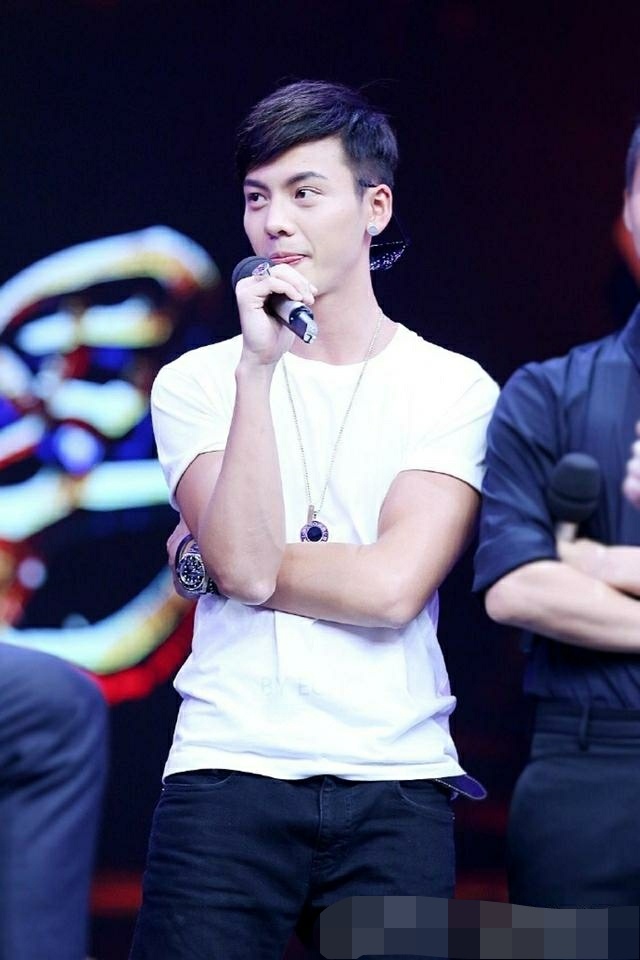 哪个男星才是"小腰精"?王俊凯,肖战,陈伟霆你最想pick谁?