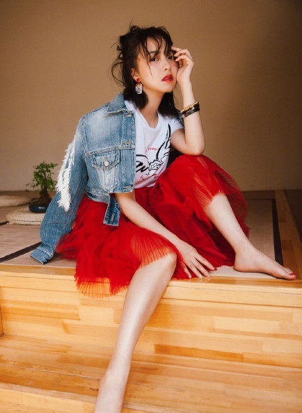 组图:余心恬身着牛仔外套搭配红色薄纱半身裙,柔美动人