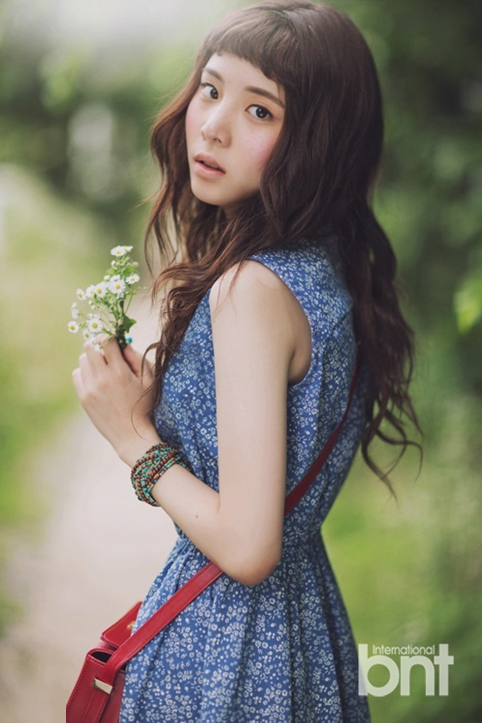 蔷薇做背景 韩国美女李烈音清新风格小情调