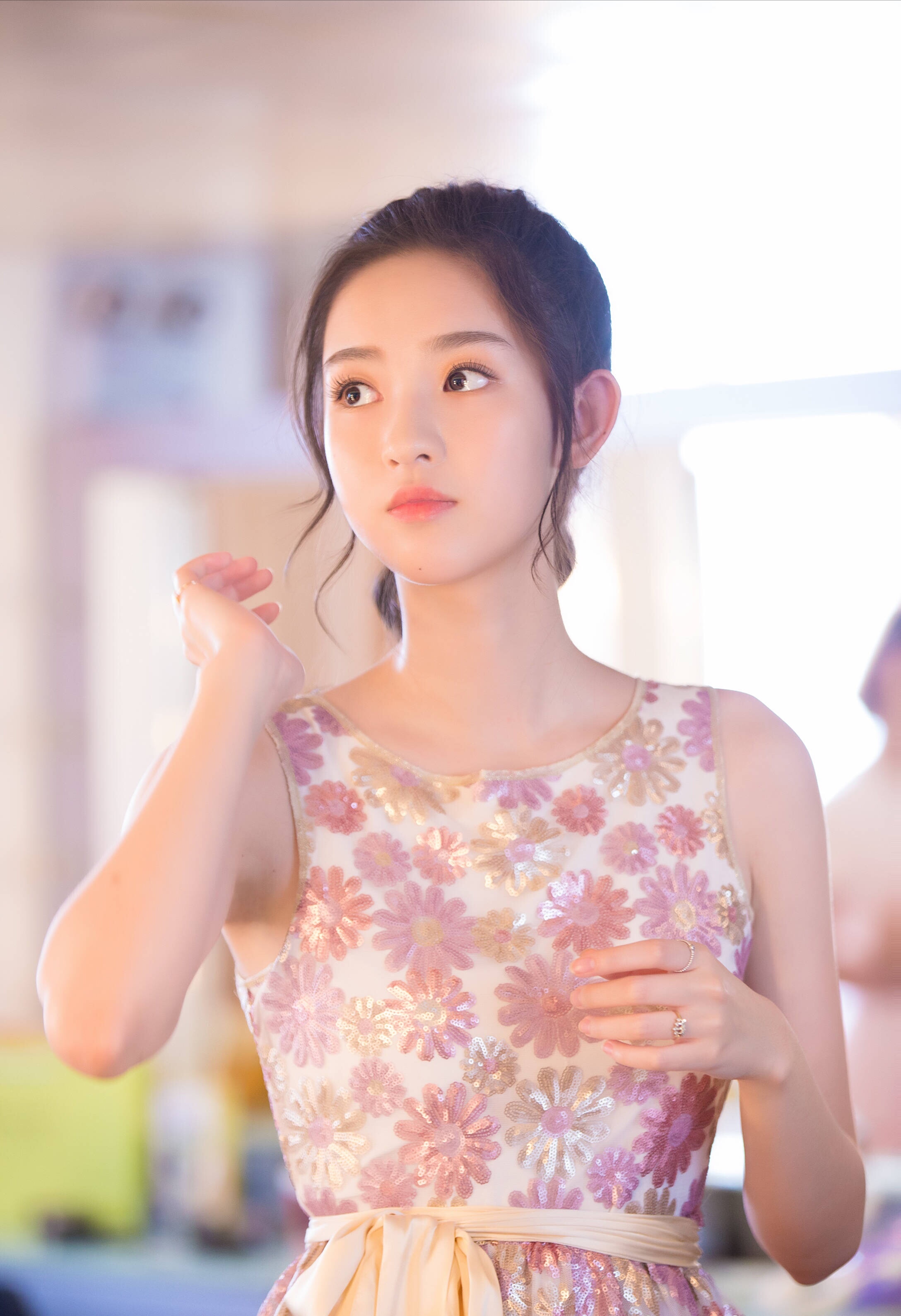 清冷孤寂的气质,有一种古代美人的感觉,虽然王玉雯的第一部古装剧是