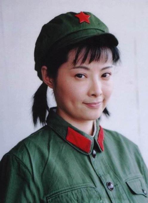 盘点各女明星的军装照,其中包括刘涛,袁立,陈思思等,图为刘涛穿军装时