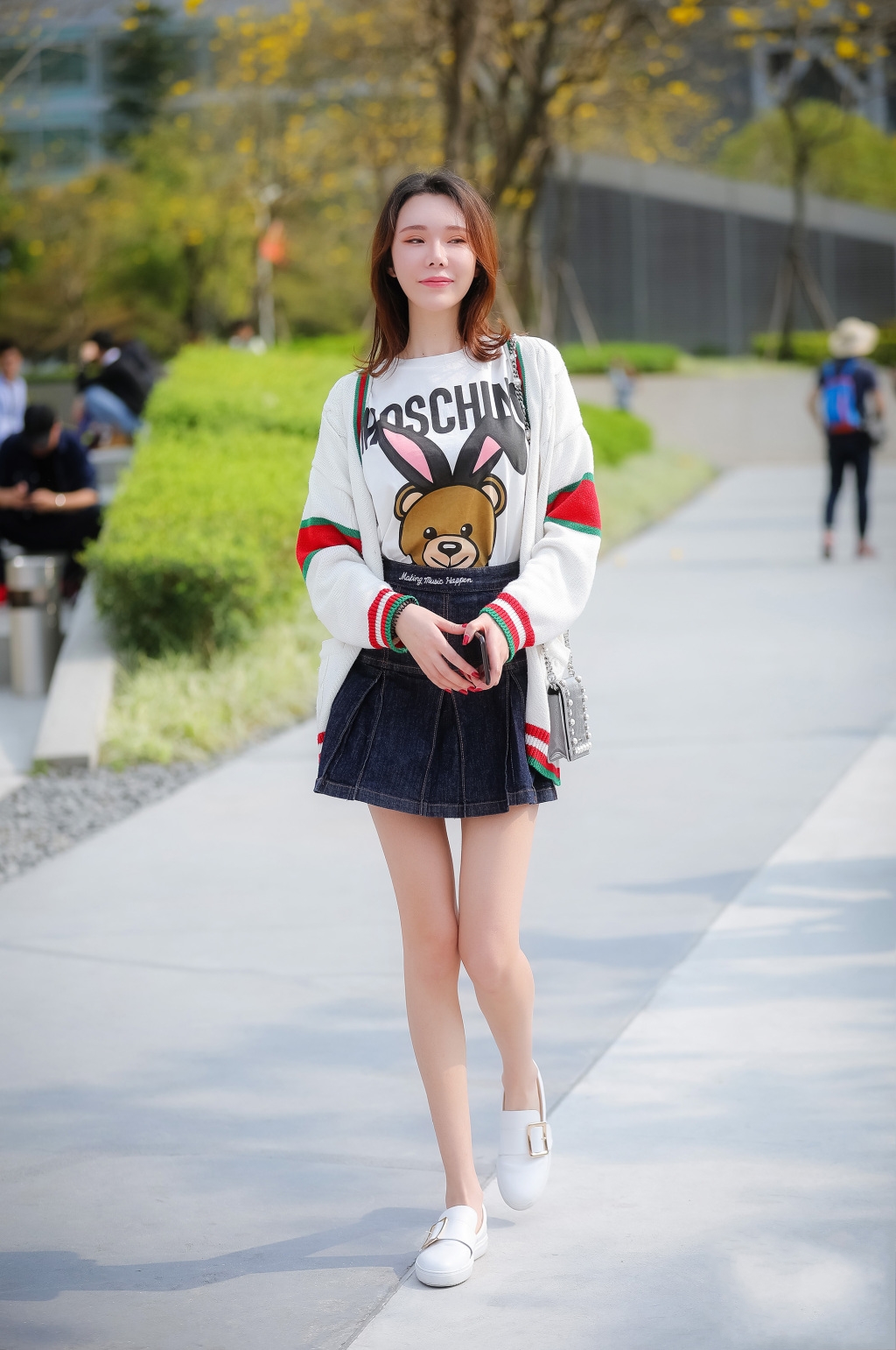 街拍:图3美女短裙秀身材,图7一对姐妹花似校园里的清纯校花