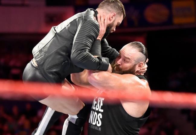 wwe芬·巴洛尔一对一挑战人间怪兽布朗·斯图曼