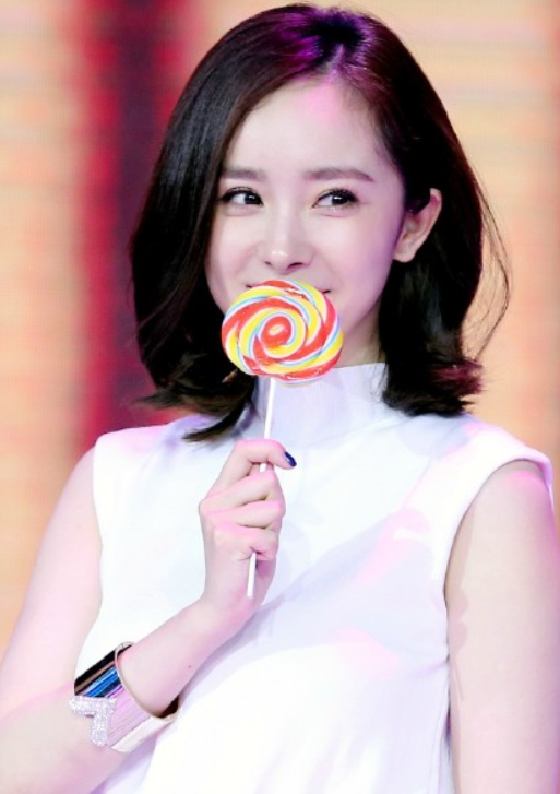 女星吃棒棒糖:赵丽颖软萌,郑爽清纯,baby夸张,杨幂很迷人