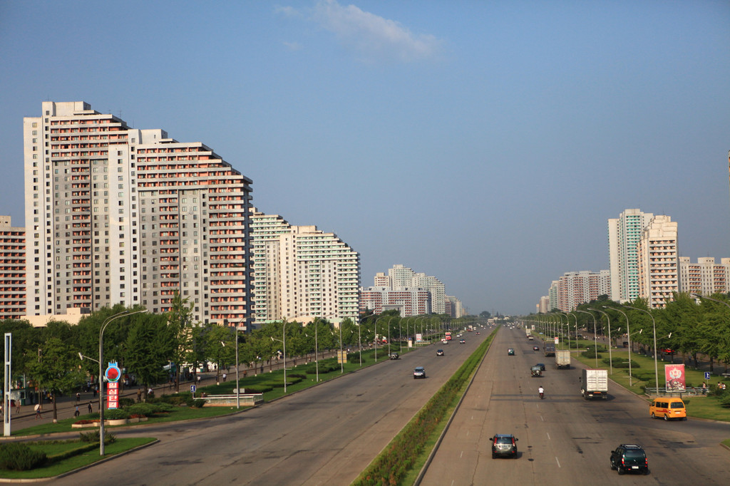 实拍朝鲜:平壤高楼很多,高速公路不平坦!