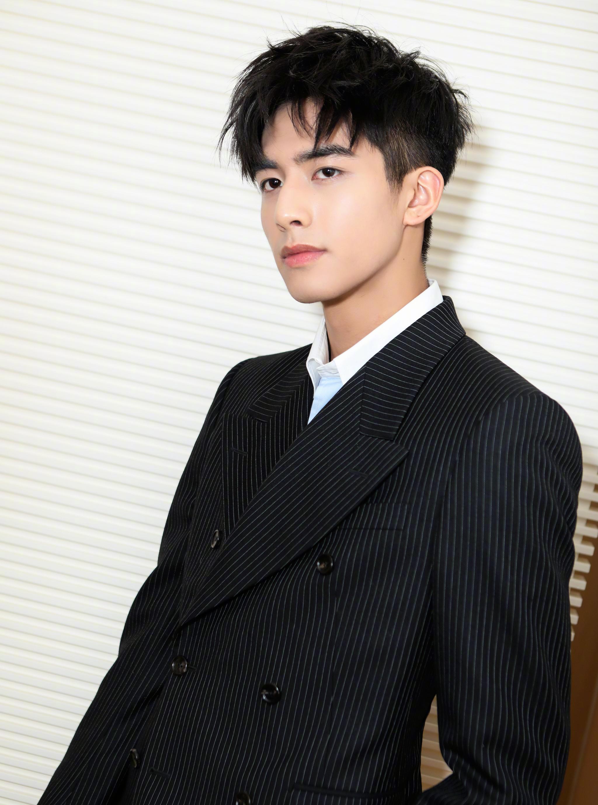 这些明星今年将高考,图2颜值棒,图4不忘刻苦学习,唯有他算学霸