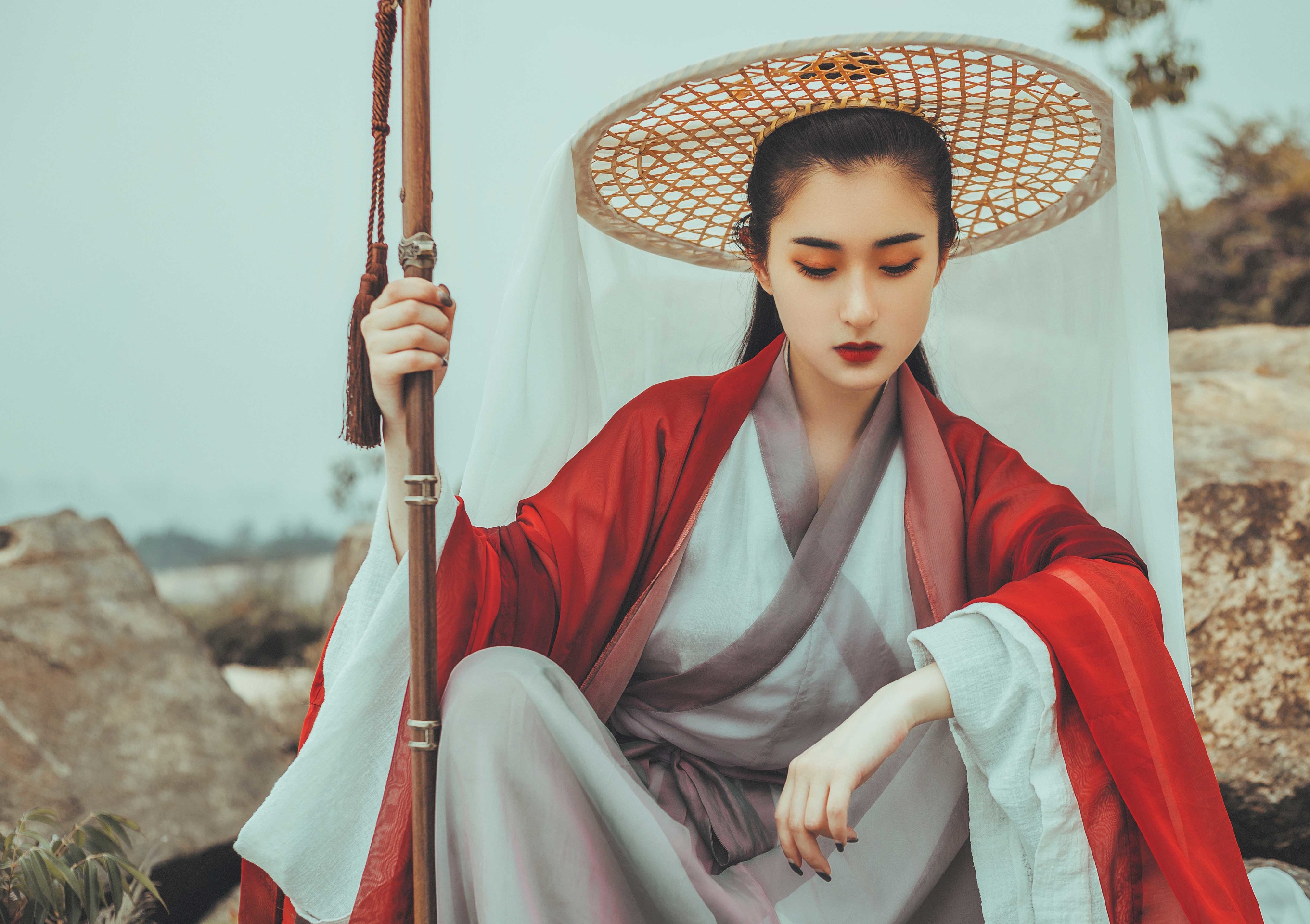 女侠一人独闯江湖 必有防身绝招