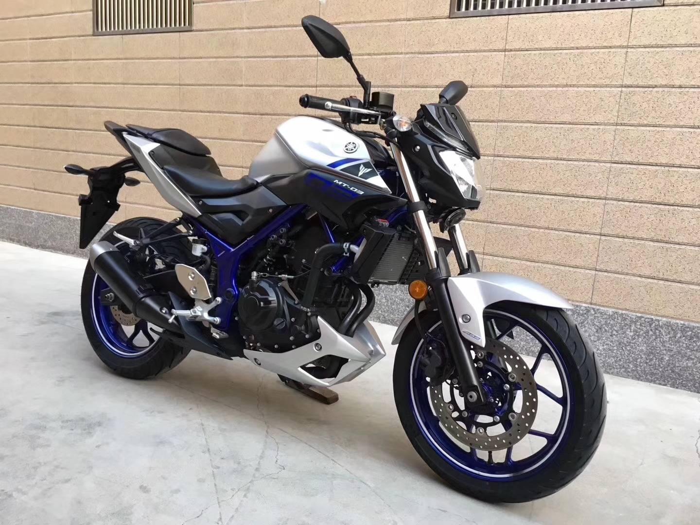 实拍雅马哈街车mt03,这车跟飞致比比如何?