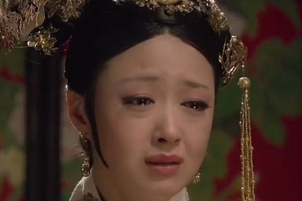 《甄嬛传》中的华妃的八张哭戏的图片,每一张看的都是心疼