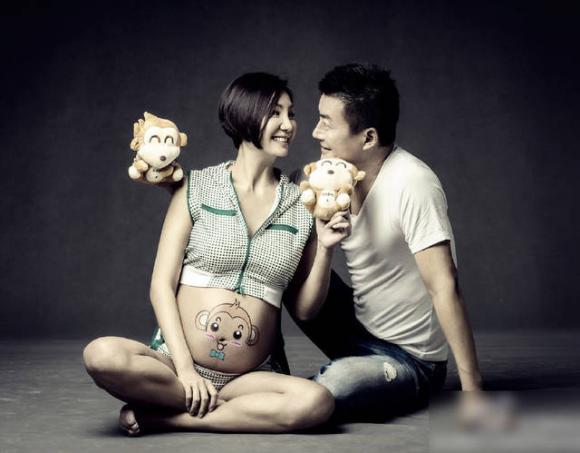 曾抛弃影视一姐被骂渣男,如今迎娶小16岁娇妻,年过五旬喜当爹