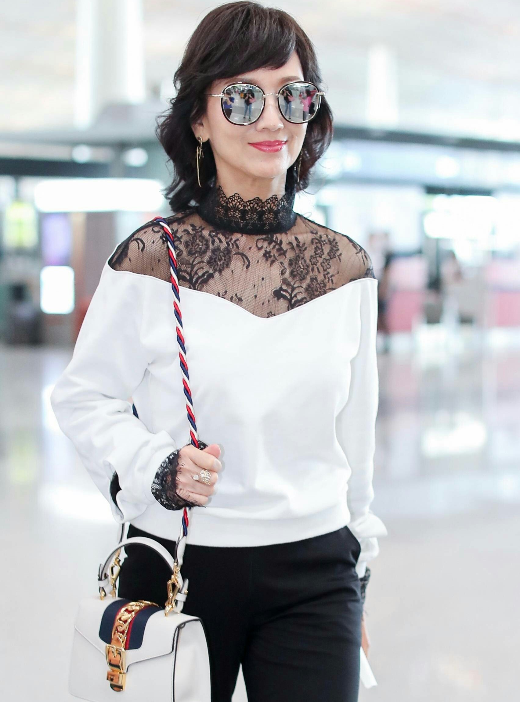 赵雅芝现身机场难掩老态,可她举手投足间的优雅却无人能及!